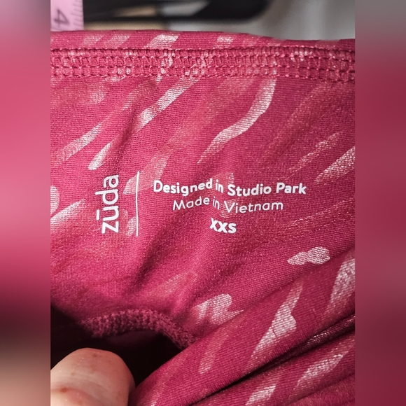 Zuda: Silver Reflective Tiger Print Maroon Leggings w. Pockets NWOT! 💛 - Picture 4 of 10